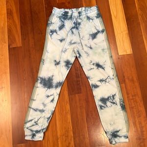 The dye sweatpants, trim on sides.